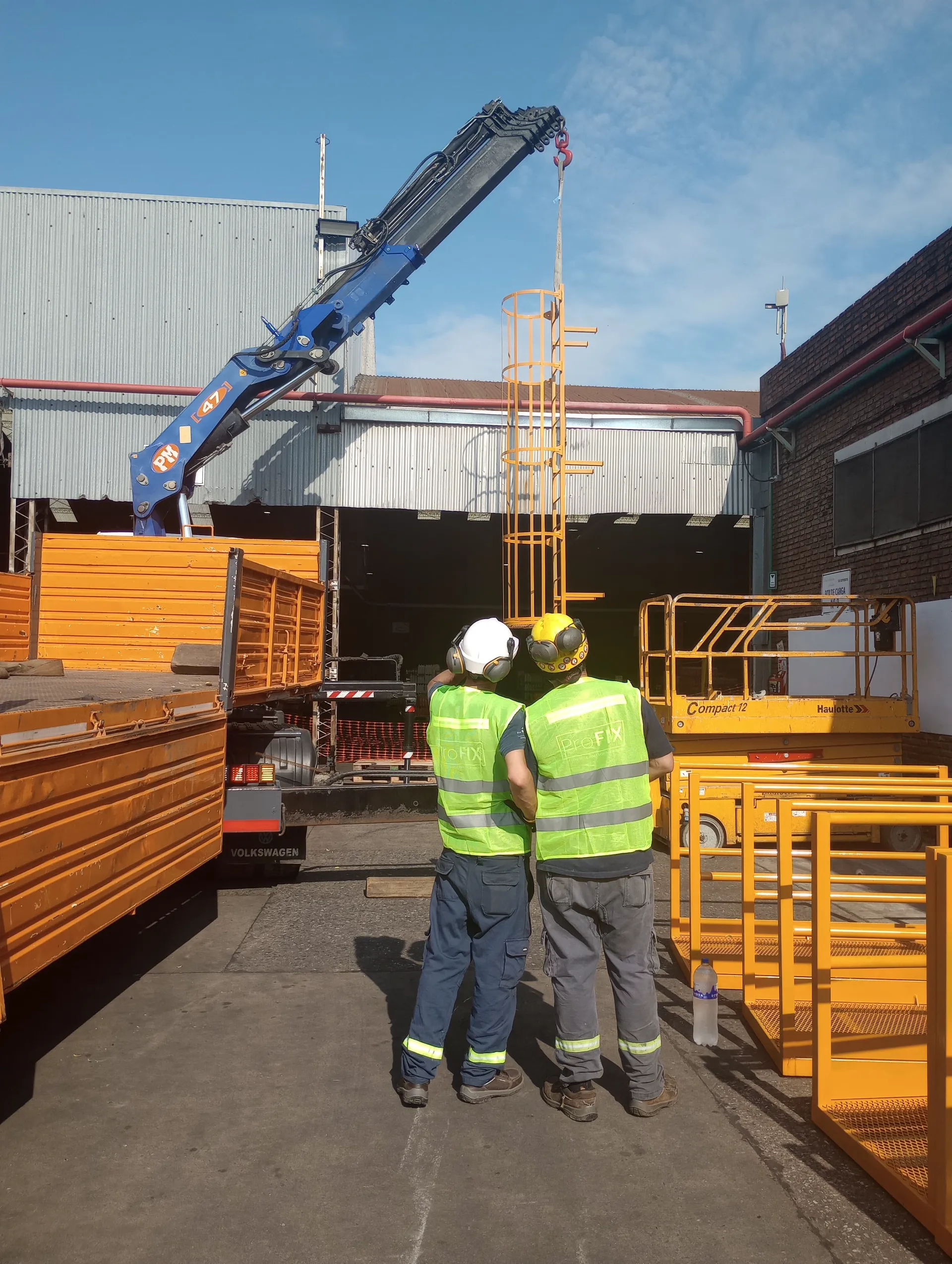 Fabricación y montaje de escaleras y plataformas de camino seguro